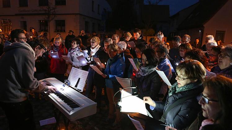Lichterkette in Adelsdorf gegen Krieg und Gewalt. Foto: Barbara Herbst