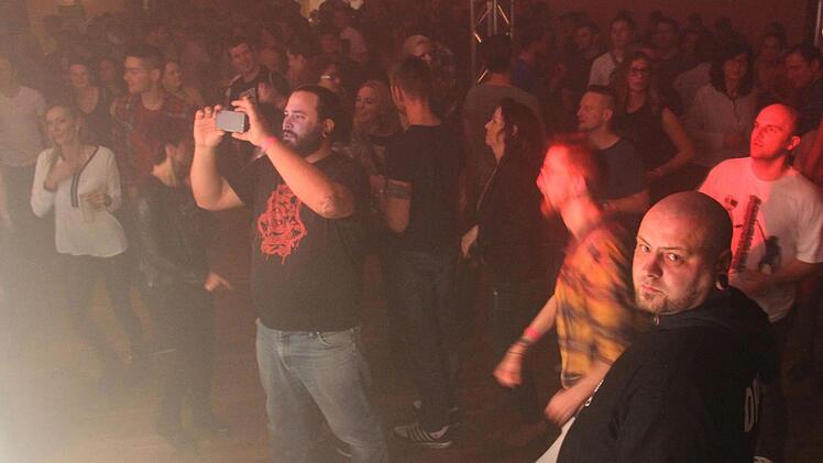 ... wegen der Zeitumstellung feierten die Housefans einfach eine Stunde länger. Fotos: Sonny Adam