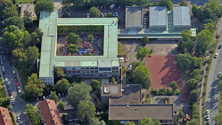 Seit über 50 Jahren in Bamberg-Ost: Das Dientzenhofer-Gymnasium ist zum Gegenstand einer Verlagerungsdebatte geworden.  Fotos: Ronald Rinklef