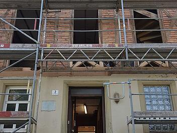 Die Arbeiten an der ehemaligen Schule in Romansthal gehen voran. Viele Bausünden der Vergangenheit wurden dabei beseitigt.