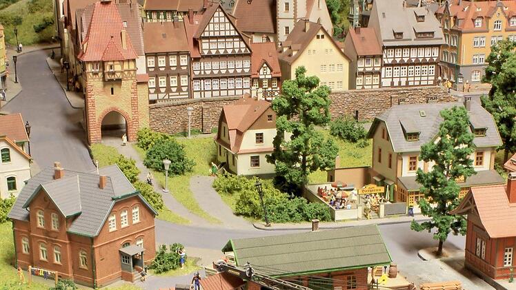 Faszinierend und anrührend sind beim Modellbahnbau nicht nur die Loks und Waggons, sondern das ganze Ambiente mit Häusern und Landschaften.  Foto: Lars Gerber