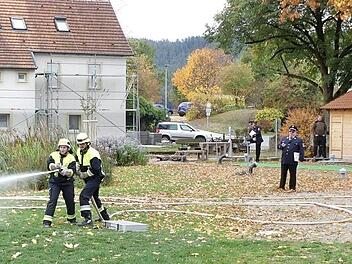 "Wasser marsch" hieß es bei der Leistungsprüfung auf dem Lindauer Dorfplatz. Fotos: Dieter Hübner