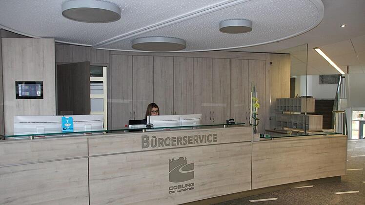 So sieht der neue Bürgerservice im umgebauten Eingangsbereich des Coburger Landratsamtes ausOliver Schmidt