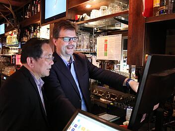 You Xie und Christian Lange checken die ersten Bamberger Wahlergebnisse am Bildschirm.  Foto: Sebastian Schanz