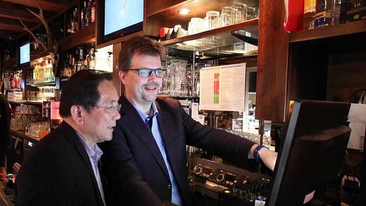 You Xie und Christian Lange checken die ersten Bamberger Wahlergebnisse am Bildschirm.  Foto: Sebastian Schanz