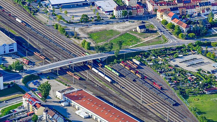 104 Meter überbrückt die 1966 gebaute Pfisterbrücke. Doch mit dem Bahnausbau ist das Ende der Spannbeton-Verbindung gekommen.  Fotos: Ronald Rinlef