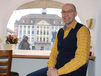 Michael Partes mit dem Rathaus im Rücken: Am 15. März würde er gern zum OB gewählt werden.Christiane Lehmann