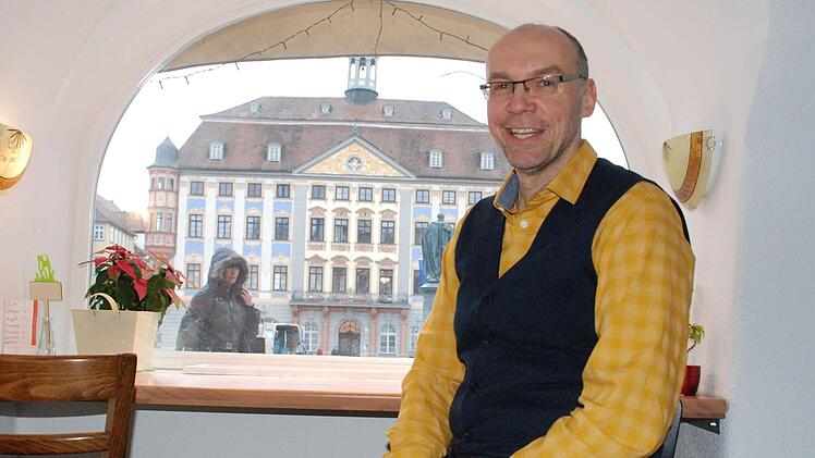 Michael Partes mit dem Rathaus im Rücken: Am 15. März würde er gern zum OB gewählt werden.Christiane Lehmann