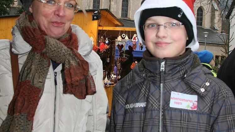 Vor der Villa im Schießgraben ist  viel los - Elsbeth Oberhammer mit einem Waffelverkäufer.