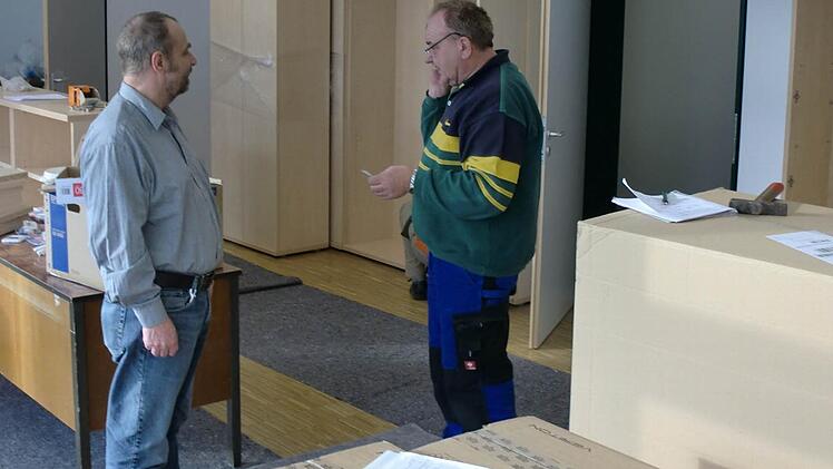 Der künftige Verwaltungschef Andreas Geck (l.) und Bauhofleiter Albert Tornau auf der Baustelle Bürgerbüro im neuen Walsdorfer Rathaus. Foto: hak