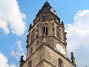 Bunt flattert das Band der Gemeinsamkeit im Wind. Rund 300 Coburger haben mitgenäht .  Foto: Laura Scheler