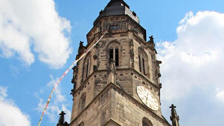 Bunt flattert das Band der Gemeinsamkeit im Wind. Rund 300 Coburger haben mitgenäht .  Foto: Laura Scheler