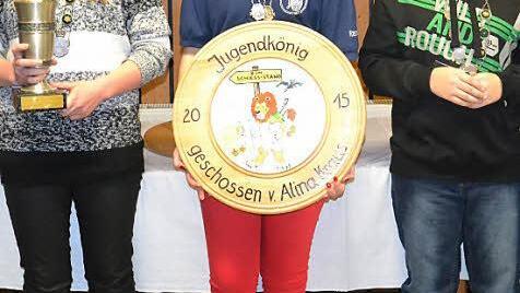 Abräumerin bei den Wettbewerben der Schützengesellschaft Junkersdorf war Alina Kraus. Sie ist Jugendkönigin, gewann die Jugendplakette und die Damenscheibe. Ihr zur Seite stehen Laura Dirauf (links) als Erster und Dave Kraus als Zweiter Ritter. Fotos: Simon Albrecht
