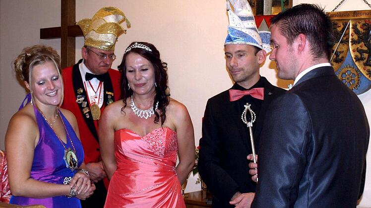 Das "alte" Prinzenpaar Yvonne (li) und Christian (re) übergeben das Zepter an das Prinzenpaar der Session 2015/16, Prinzessin Carina I. und Prinz Frank I. Im Hintergrund Wieland Beierkuhnlein, Präsident der Faschingsgesellschaft. Foto: Susanne Deuerling