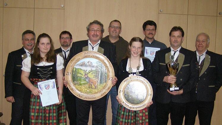 Das Oberleichtersbacher Königshaus und die Geehrten präsentieren sich bei der Sebstiansfeier: Zweiter Ritter Richard Schipper (von links), Christin Müller, Erster Ritter Martin Müller, Schützenkönig Bernd Kömpel, Stephan Dunkel, Jugendkönigin Kim Hofmeister, Stefan Walter, Wolfgang Spahn und Herbert Dunkel. Foto: Wolfgang Saam