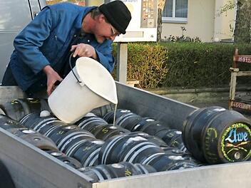 In Kofferräumen, auf Anhängern oder mit Traktoren wird das "Hausbräu" abgeholt. Fotos: Joseph Beck