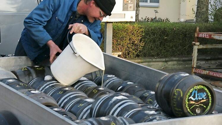 In Kofferräumen, auf Anhängern oder mit Traktoren wird das "Hausbräu" abgeholt. Fotos: Joseph Beck