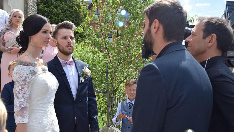 Nur noch ein kurzes Interview für die Kamera, dann geht es für Kristin und Dominik weiter zur Ernstfarm, um die Hochzeit gebührend zu feiern. Foto: Daniela Pondelicek