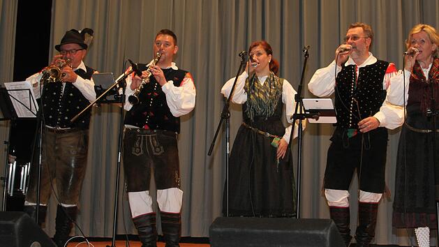 Die Hauskapelle Avsenik begeisterte bei ihrem Auftritt in der Steinachtalhalle. Einige Freunde der Oberkrainer Musik schwangen beim 4-Stunden-Auftritt sogar das Tanzbein.  Foto: Sonny Adam