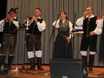 Die Hauskapelle Avsenik begeisterte bei ihrem Auftritt in der Steinachtalhalle. Einige Freunde der Oberkrainer Musik schwangen beim 4-Stunden-Auftritt sogar das Tanzbein.  Foto: Sonny Adam
