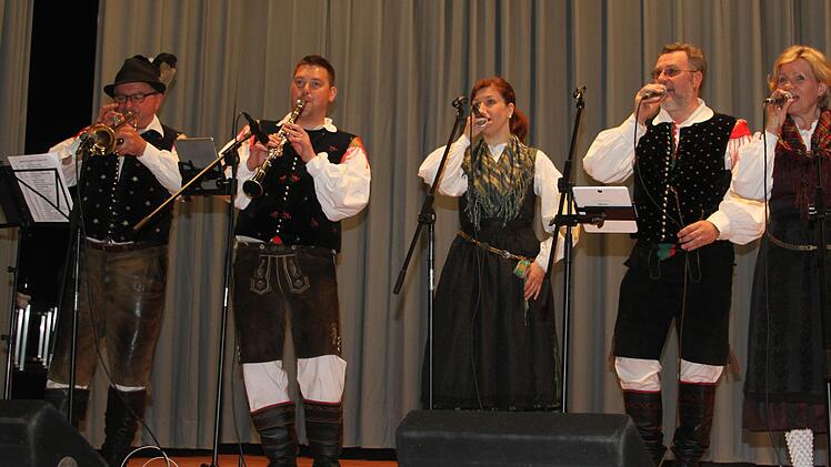 Die Hauskapelle Avsenik begeisterte bei ihrem Auftritt in der Steinachtalhalle. Einige Freunde der Oberkrainer Musik schwangen beim 4-Stunden-Auftritt sogar das Tanzbein.  Foto: Sonny Adam