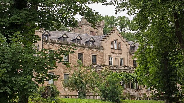 Das malerische, denkmalgesch&uuml;tzte Schloss Ditfurth und sein Schlosspark in Obertheres liegen nahe einer geplanten Photovoltaikanlage und w&uuml;rden durch diese beeintr&auml;chtigt. Aus diesem Grund wird der Gemeinderat Theres die ben&ouml;tigte &Auml;nderung des Fl&auml;chennutzungsplans und die Aufstellung eines Bebauungsplans f&uuml;r das Sondergebiet "Photovoltaikanlage Obertheres" nicht weiter verfolgen.Ulrike Langer