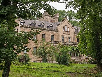 Das malerische, denkmalgeschützte Schloss Ditfurth und sein Schlosspark in Obertheres liegen nahe einer geplanten Photovoltaikanlage und würden durch diese beeinträchtigt. Aus diesem Grund wird der Gemeinderat Theres die benötigte Änderung des Flächennutzungsplans und die Aufstellung eines Bebauungsplans für das Sondergebiet "Photovoltaikanlage Obertheres" nicht weiter verfolgen.Ulrike Langer