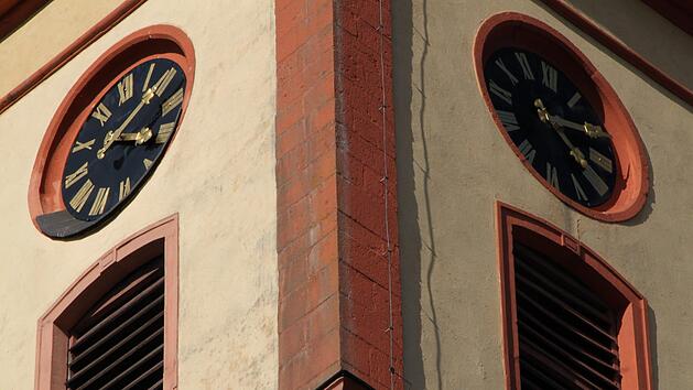 Schon der Laie erkennt von au&szlig;en den Sanierungsbedarf der Bad Br&uuml;ckenauer Stadtpfarrkirche. Foto: Ulrike M&uuml;ller
