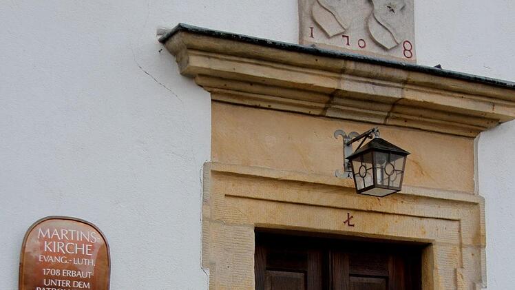Besondere Gebäude wurden mit Kupfertafeln beschildert wie hier an der "Martins-Kirche" in Salmsdorf. Günther Geiling