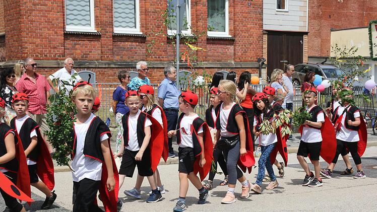 Blumen und Kränze für die Mädchen, Fliege und kurze Hosen für die Jungs: Die Grundschule An der Heubischer Straße zeigte, wie das Kinderfest anno dazumahl aussah. Fotos: Michael Stelzner