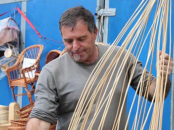 Die Herstellung eines jeden Korbs beginnt mit dem Boden: J&uuml;rgen Hack beherrscht sein Handwerk seit 36 Jahren. Foto: Mirjam Stumpf