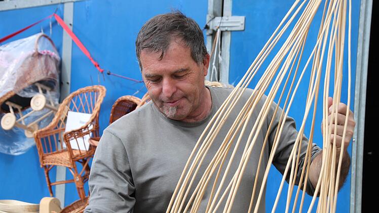 Die Herstellung eines jeden Korbs beginnt mit dem Boden: J&uuml;rgen Hack beherrscht sein Handwerk seit 36 Jahren. Foto: Mirjam Stumpf