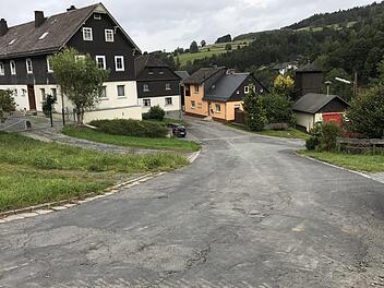 Die Breite der Ottendorfer Ortsdurchfahrt  sei ausreichend für landwirtschaftlichen Verkehr, rechnete Bürgermeister Erhardt vor.Heike Schülein