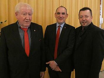 Fraktionsvorsitzender Manfred St&uuml;hler (links) und Landratskandidat Wolfgang Br&uuml;hl (rechts) freuen sich zusammen mit Stephan Schneider &uuml;ber dessen erfolgreiche Nominierung als SPD-B&uuml;rgermeisterkandidat f&uuml;r Ha&szlig;furt. Christian Licha