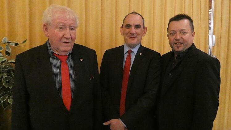 Fraktionsvorsitzender Manfred St&uuml;hler (links) und Landratskandidat Wolfgang Br&uuml;hl (rechts) freuen sich zusammen mit Stephan Schneider &uuml;ber dessen erfolgreiche Nominierung als SPD-B&uuml;rgermeisterkandidat f&uuml;r Ha&szlig;furt. Christian Licha