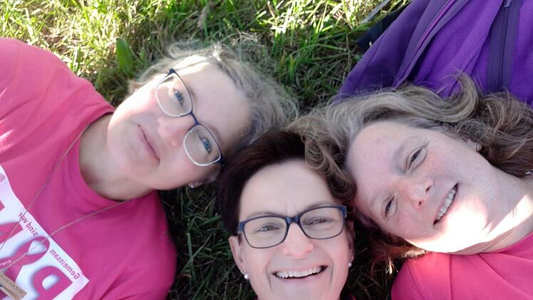 Michaela Leitschuh, Daniela Weigand-Schmidt und Bianca Weingärtner liefen von Hetzlos hinauf zum Kreuzberg. Foto: Michaela Leitschuh