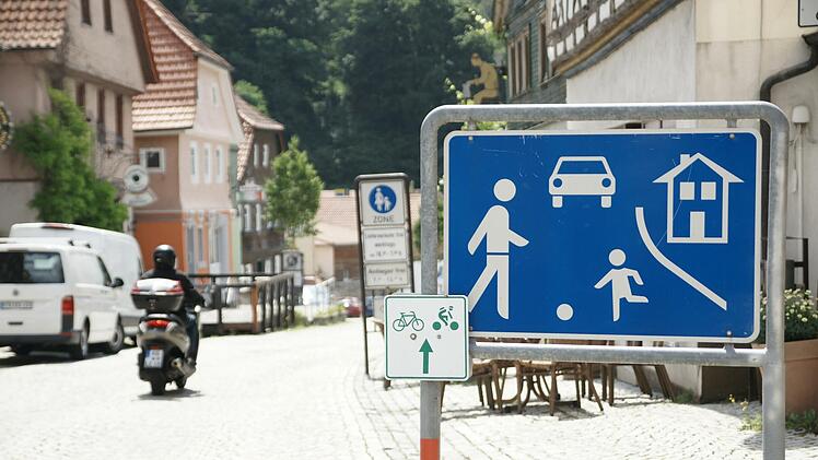 Hartmut B&ouml;s (Gr&uuml;ne) hat beantragt, dass die Fu&szlig;g&auml;ngerzone in der "Altstadt" auf die Spielstra&szlig;e ausgeweitet wird.  Foto: Steffen Standke