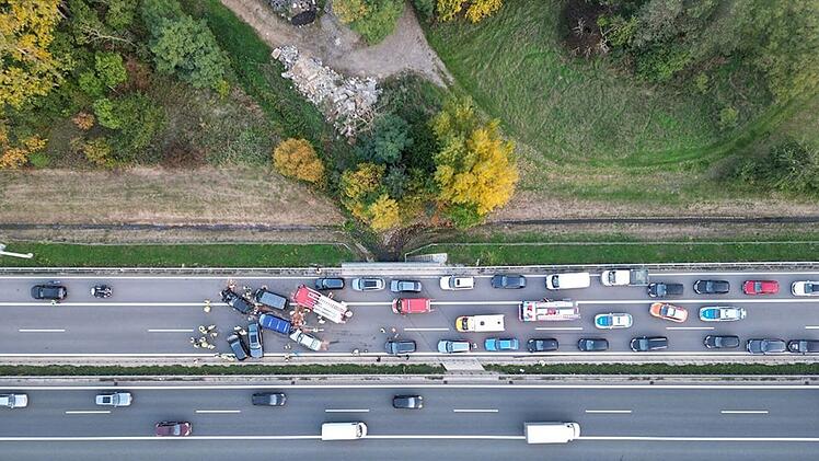 Unfall auf A73 bei Erlangen: Karambolage sorgt für etliche Verletzte - schamlose Gaffer filmen Einsatz