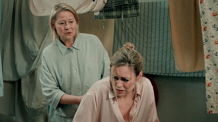 Als Ditte (Trine Dyrholm, links) mitbekommt, dass ihre Nachbarin Astr&iacute;dur (Halla Vilhj&aacute;imsd&oacute;ttir) von ihrem Ehemann geschlagen wird, versorgt sie ihre Verletzungen. Doch dabei wird es nicht bleiben - Ditte will Gerechtigkeit!