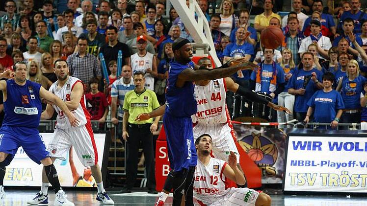 Daniel Schmidt geht im Kampf um den Ball gegen den Bayreuther Tyler Smith zu Boden.