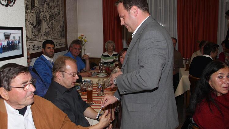 Der SPD-Kandidat begrüßt die Genossen.