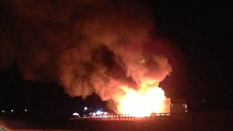 Weithin sichtbar ist der Feuerschein des brennenden Lkw auf der A 70.