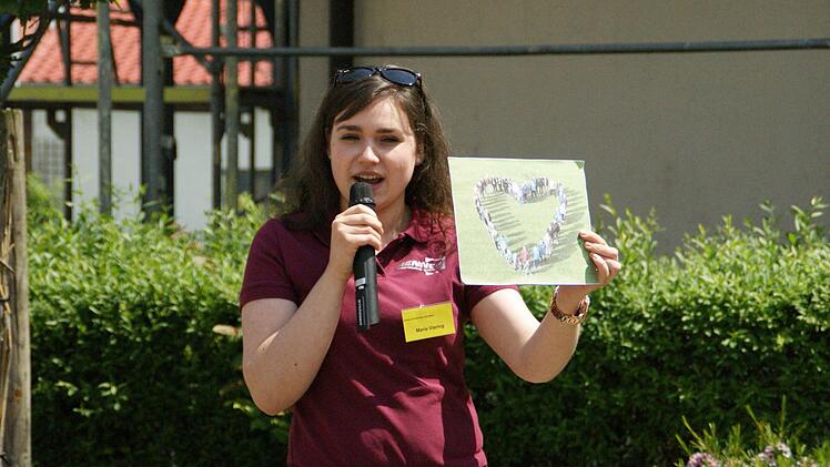"Wir lieben unser Fatschenbrunn", erklärte Maria Viering im Namen der örtlichen Jugend, die sich für das Titelbild der Dorfpräsentation zu einem besonderen Fototermin getroffen hatten.