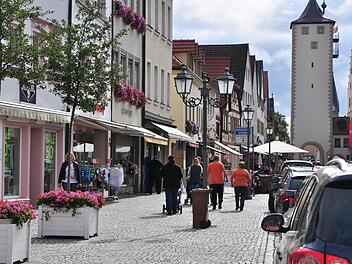 Haßfurt soll attraktiver werden, und dafür will die Stadt etwas tun. Einstimmig hat sich der Stadtrat dafür ausgesprochen, ein Stadtmarketingkonzepr für rund 24 500 Euro erstellen zu lassen. Es soll im nächsten Jahr fertig sein. Unser Bild zeigt die Hauptstraße der Kreisstadt.