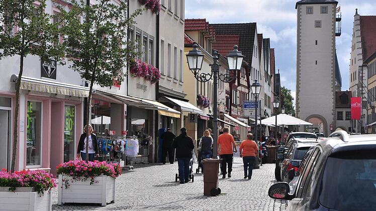 Haßfurt soll attraktiver werden, und dafür will die Stadt etwas tun. Einstimmig hat sich der Stadtrat dafür ausgesprochen, ein Stadtmarketingkonzepr für rund 24 500 Euro erstellen zu lassen. Es soll im nächsten Jahr fertig sein. Unser Bild zeigt die Hauptstraße der Kreisstadt.