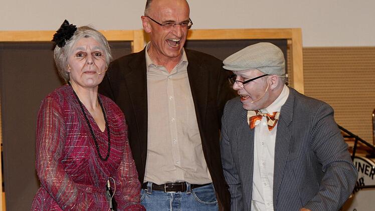 Das Ehepaar Schmitz, Ramona Schneiderbanger (links), und Herbert Rumpel (rechts) nahm das "kleine Schneiderlein" ganz schön auf den Arm.