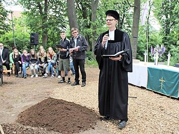 Im Spiel mit Pfarrer Andreas Steinbauer (Pommersfelden), Pfarrer Fritz Schäfer (Höchstadt) und Vikar Simon Meyer (Pommersfelden-Steppach-Limbach, von rechts) wurde viel "theologisiert". Foto: Evi Seeger