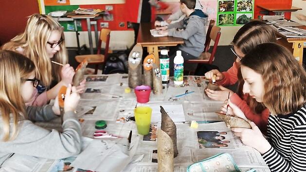 F&uuml;r ihr Tierschutzprojekt haben die Sch&uuml;ler der Klasse 8b der Altenkunstadter Mittelschule flei&szlig;ig gebastelt und gebacken.  Foto: Bernd Kleinert