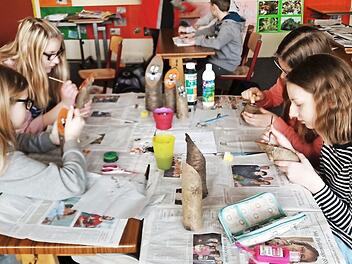 F&uuml;r ihr Tierschutzprojekt haben die Sch&uuml;ler der Klasse 8b der Altenkunstadter Mittelschule flei&szlig;ig gebastelt und gebacken.  Foto: Bernd Kleinert