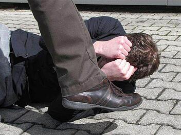 Ein betrunkener Mann hat in Nürnberg ein Auto angehalten  und  darauf eingeschlagen. Als sein Begleiter in zurückhalten wollte, trat der Mann auf ihn ein. Foto: Symbolbild, Archiv.